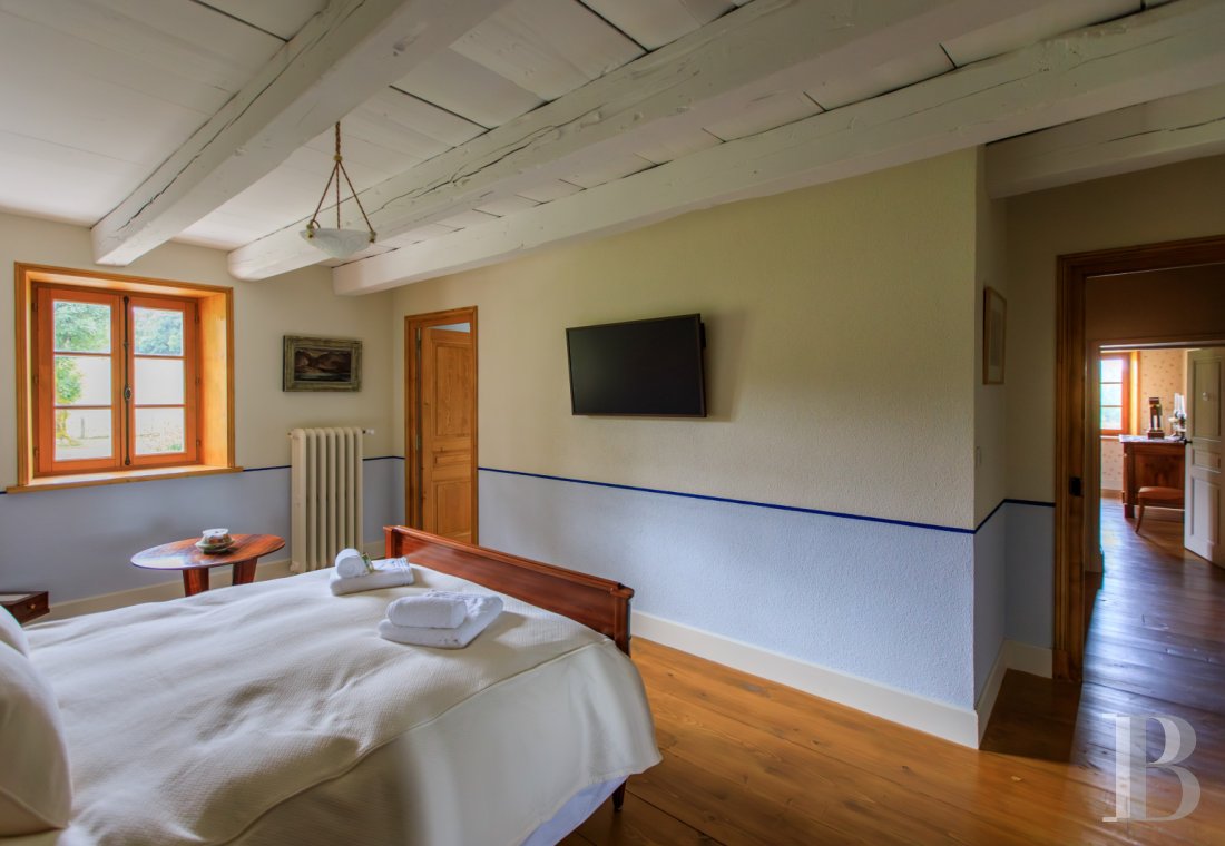 A former livestock farm which has been transformed into a vast, comfortable home near to Nantua in the Haut-Bugey region - photo  n°24